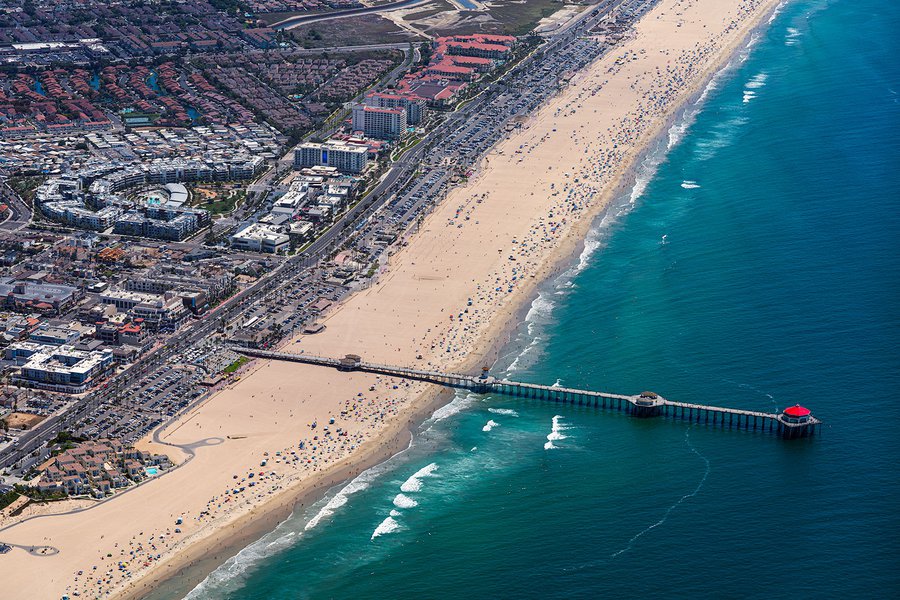 Blog image of crowds escaping the heatwave at the beach in Huntington Beach, California