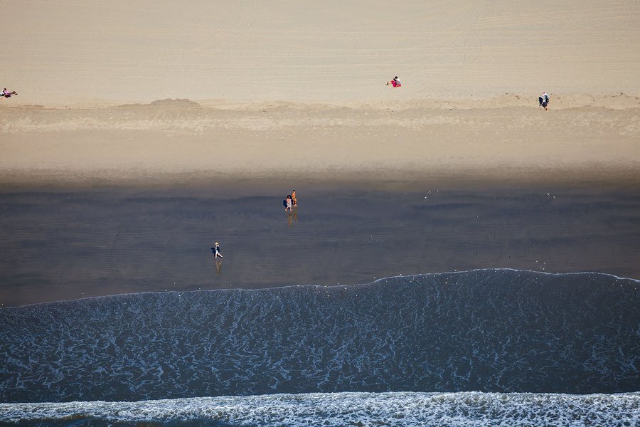 Blog photo of beachgoers on Christmas Day in Santa Monica Beach in Los Angeles, California